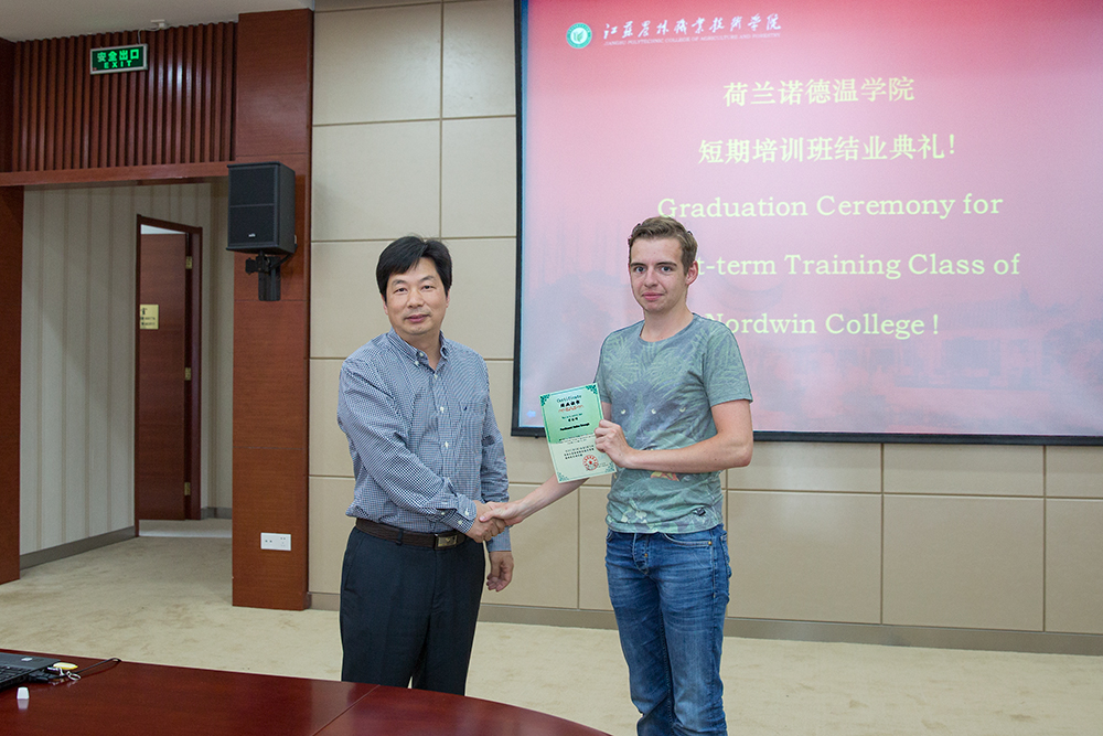 巫建华院长向学员颁发结业证书